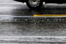 Vozači oprez zbog poledice, magle i odrona