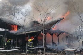 Izgorio restoran na Adi Ciganliji, vatrogasci se borili s plamenom