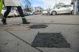 Banjalučki putari na terenu, saniraju udarne rupe u Obilićevu i ...