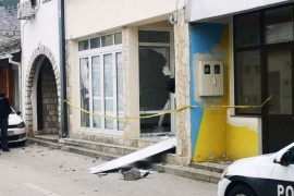 U Blagaju raznesen bankomat u prizemlju kuće, bombaši umakli policiji