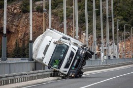 Bura odgurala kamion na ogradu mosta