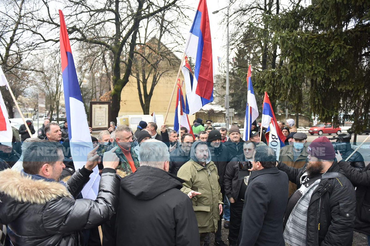 Borci ispred skupštine traže sjednicu o njihovim pravima: Izviždali i vlast i opoziciju