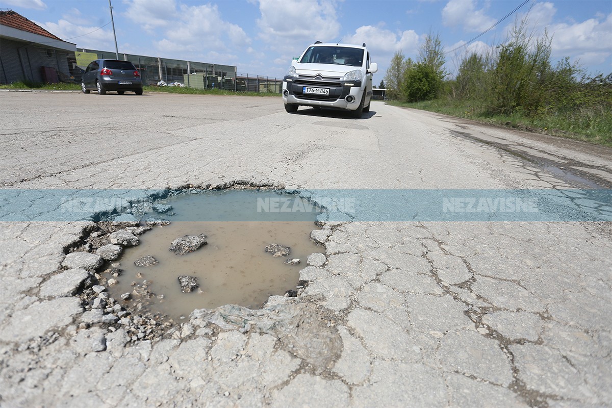 Snijeg produbio rupe i ulegnuća na asfaltu u većini banjalučkih naselja