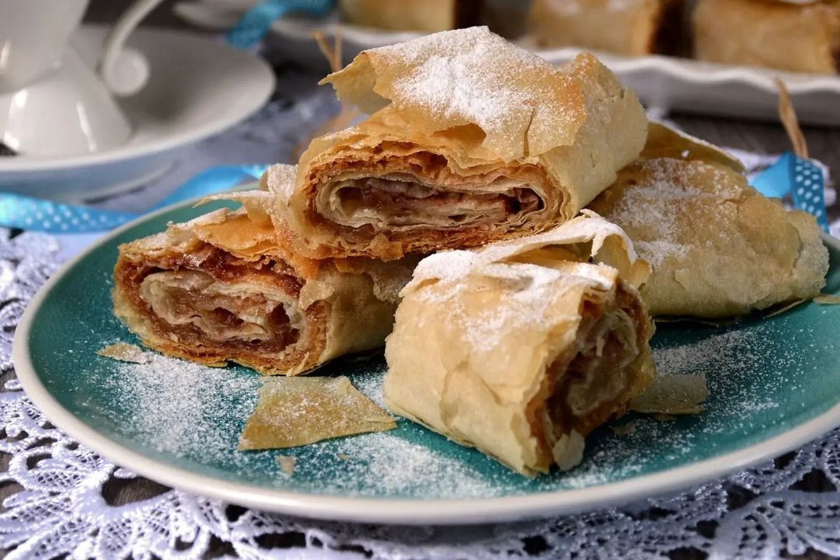 Pita s jabukama i keksom
