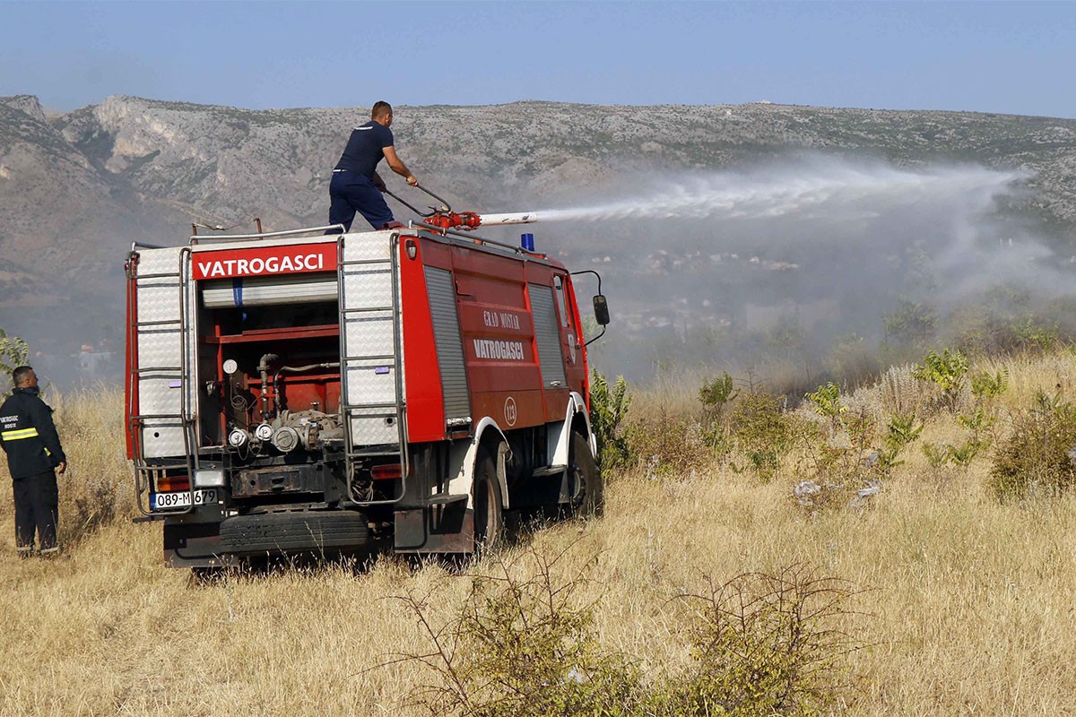 Požar u Hutovom blatu ugašen, izgorjela veća površina