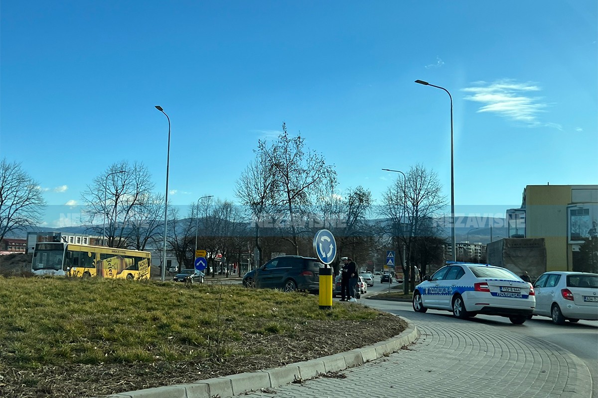 Nezgoda u kružnom toku kod Lesnine u Banjaluci, stvara se gužva