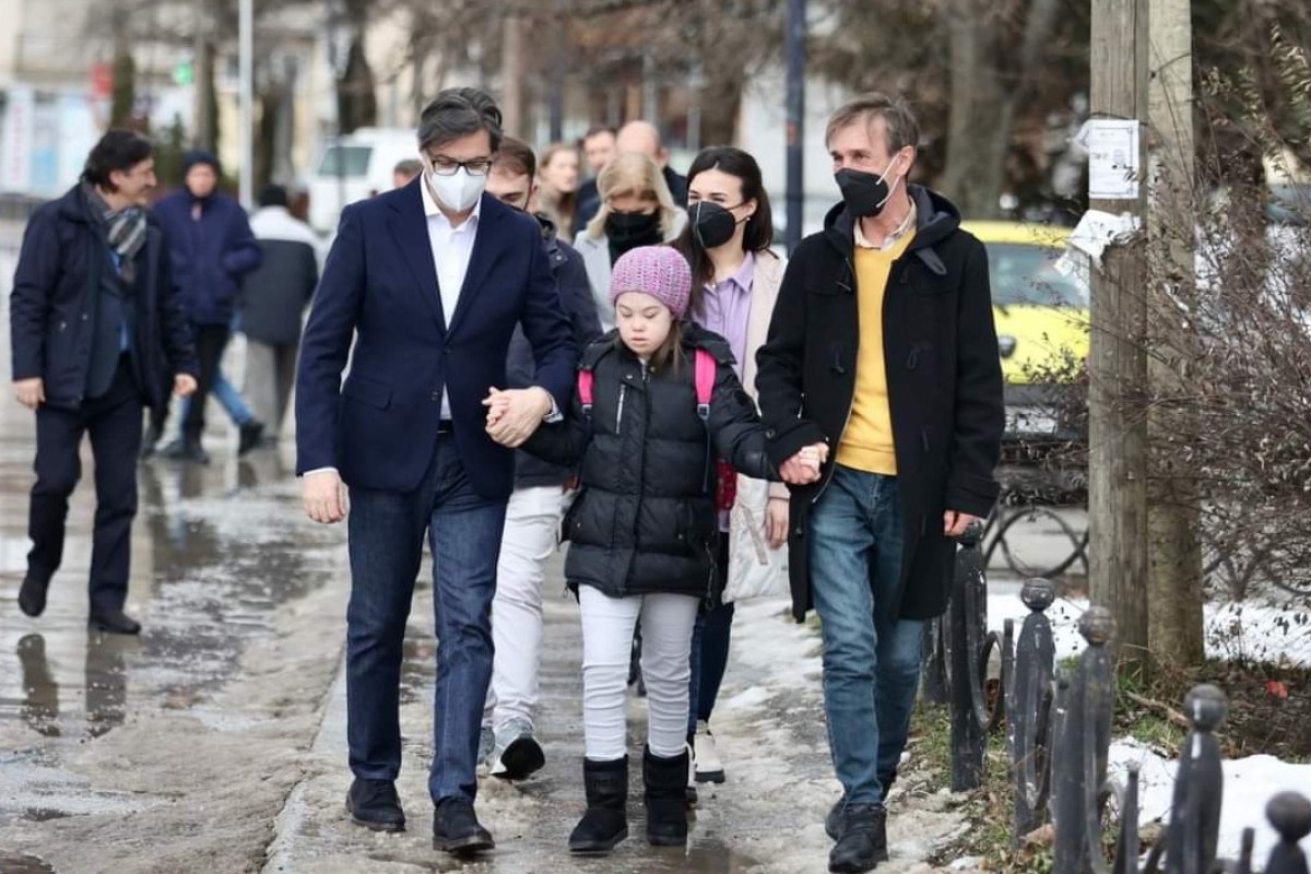 Gest Pendarovskog dirnuo Makedonce, otpratio djevojčicu do škole