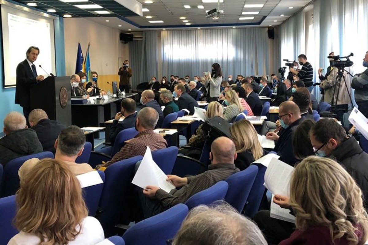 Političari sebi povećali plate, građani ljuti