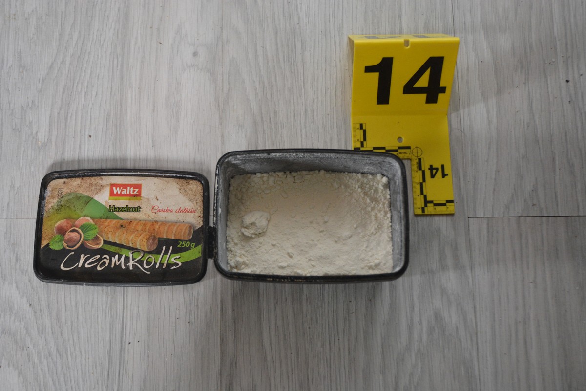 Drogu krio u kutiji od keksa