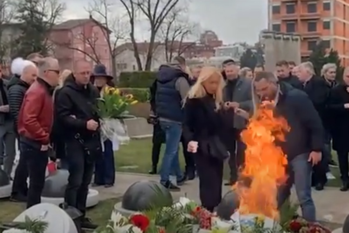 Zapalili se vijenci na grobu Šabana Šaulića