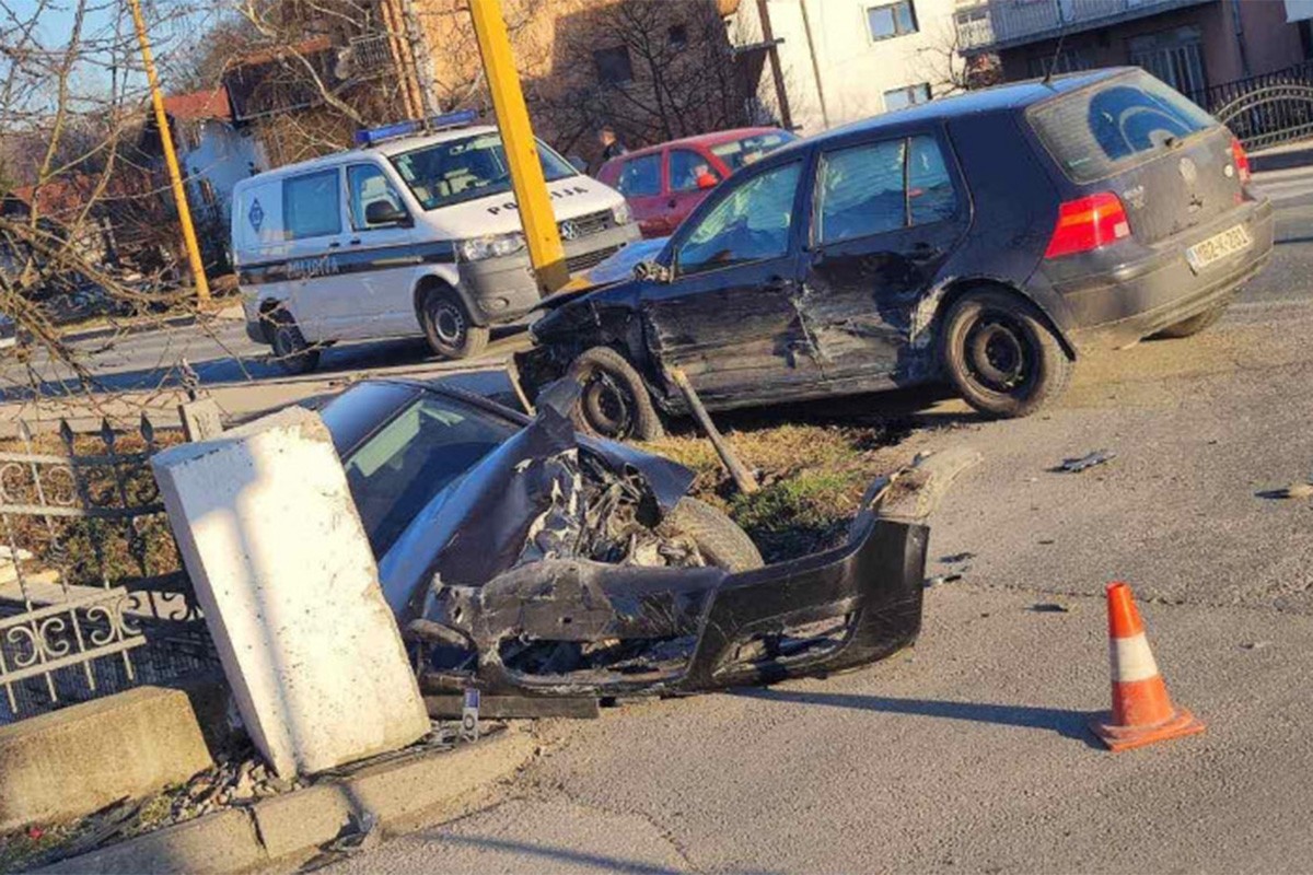 Težak sudar dva automobila, ima povrijeđenih