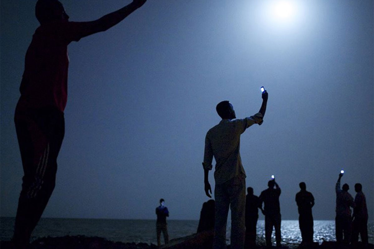 Na Trgu slobode u Novom Sadu izložba fotografija o migrantima