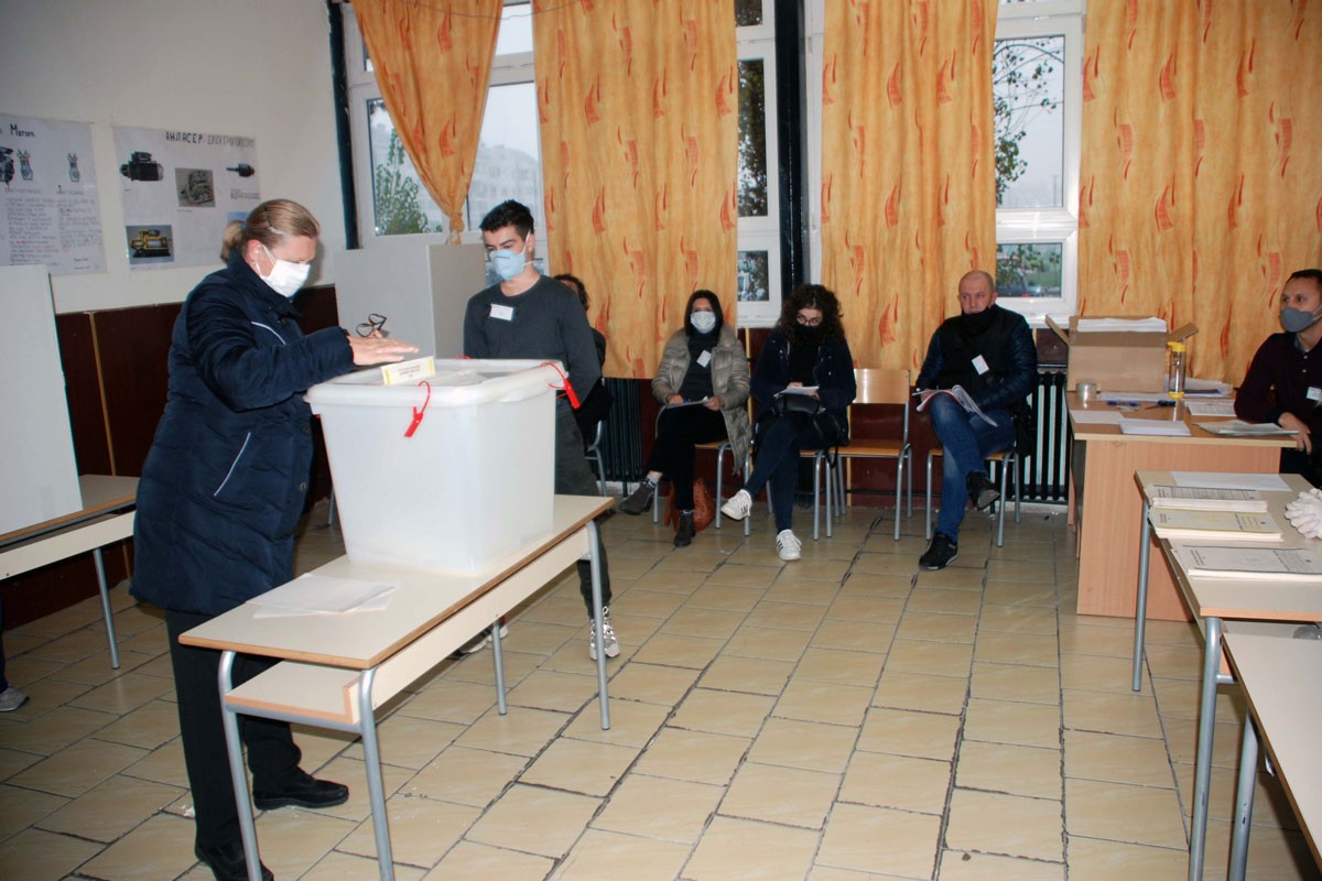 Većim naknadama mame ljude u biračke odbore