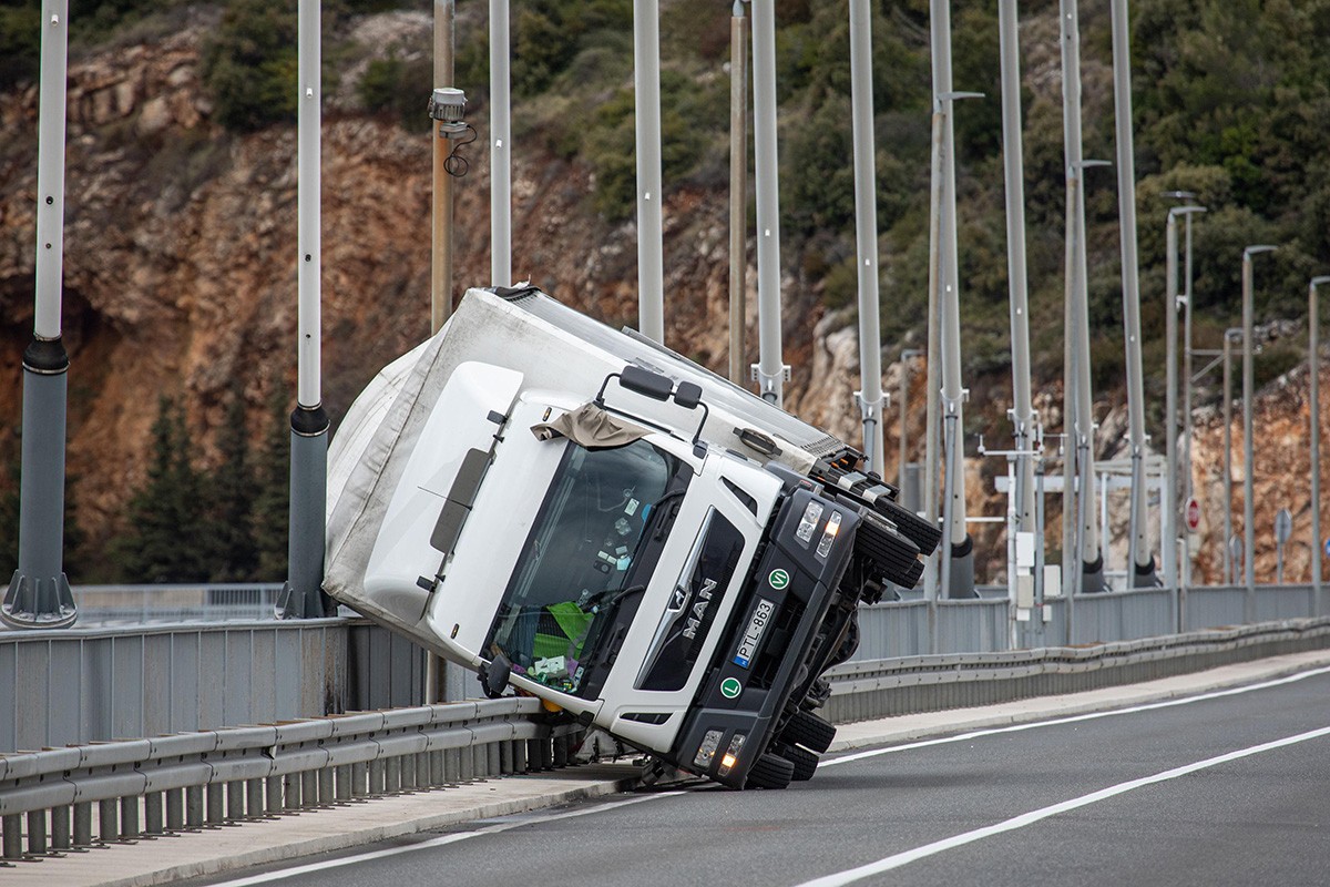 Bura odgurala kamion na ogradu mosta