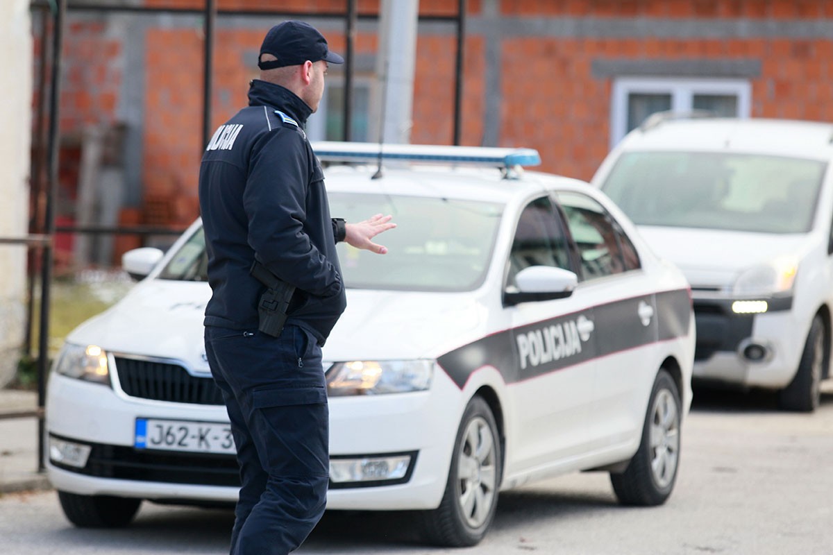 Policajci se zaglavili u liftu, propalo hapšenje