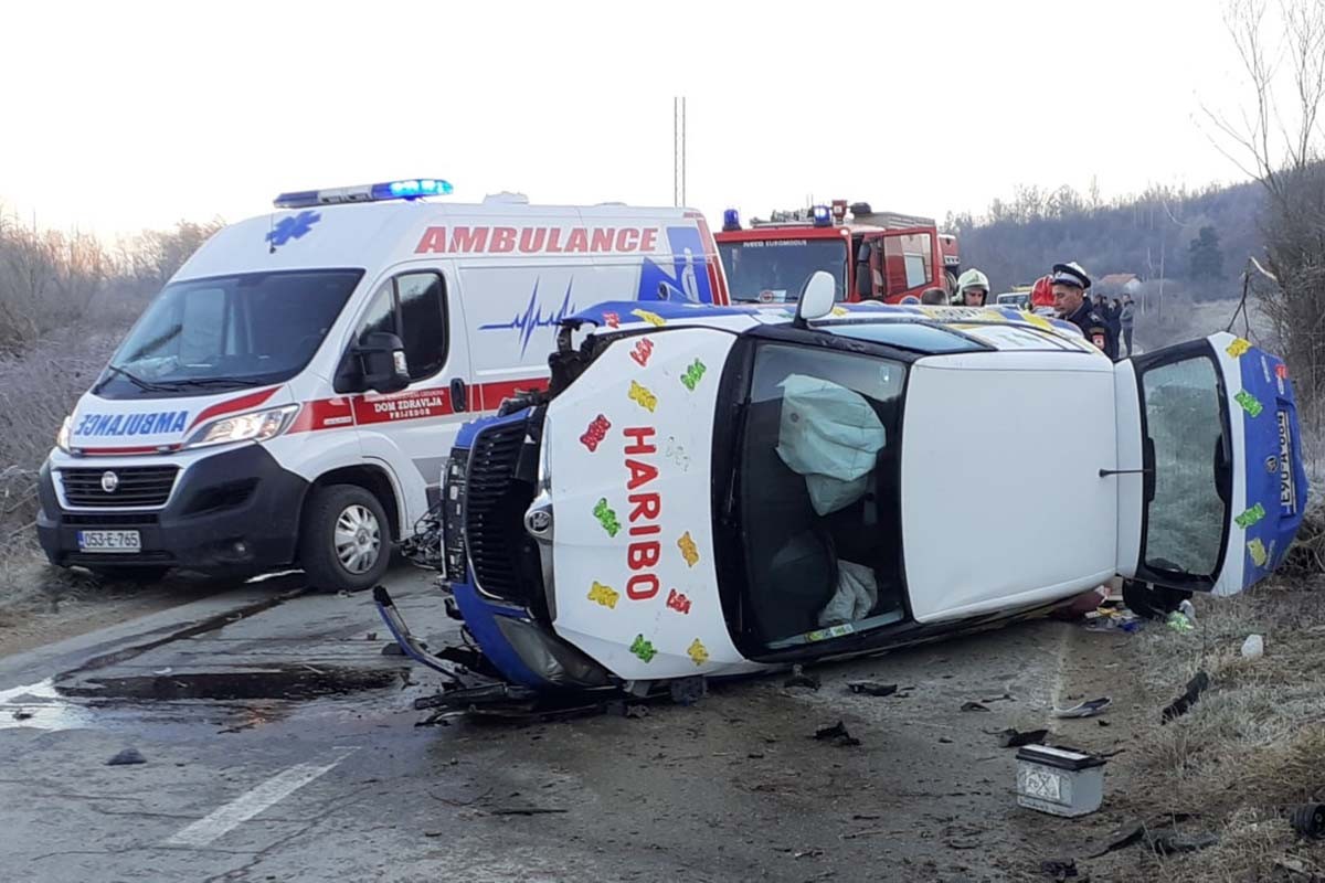 Prijedorčanka povrijeđena u saobraćajnoj nezgodi, reagovali i vatrogasci