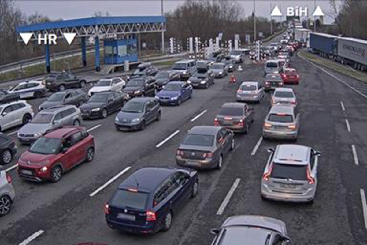 Gužve na graničnom prelazu u Gradišci