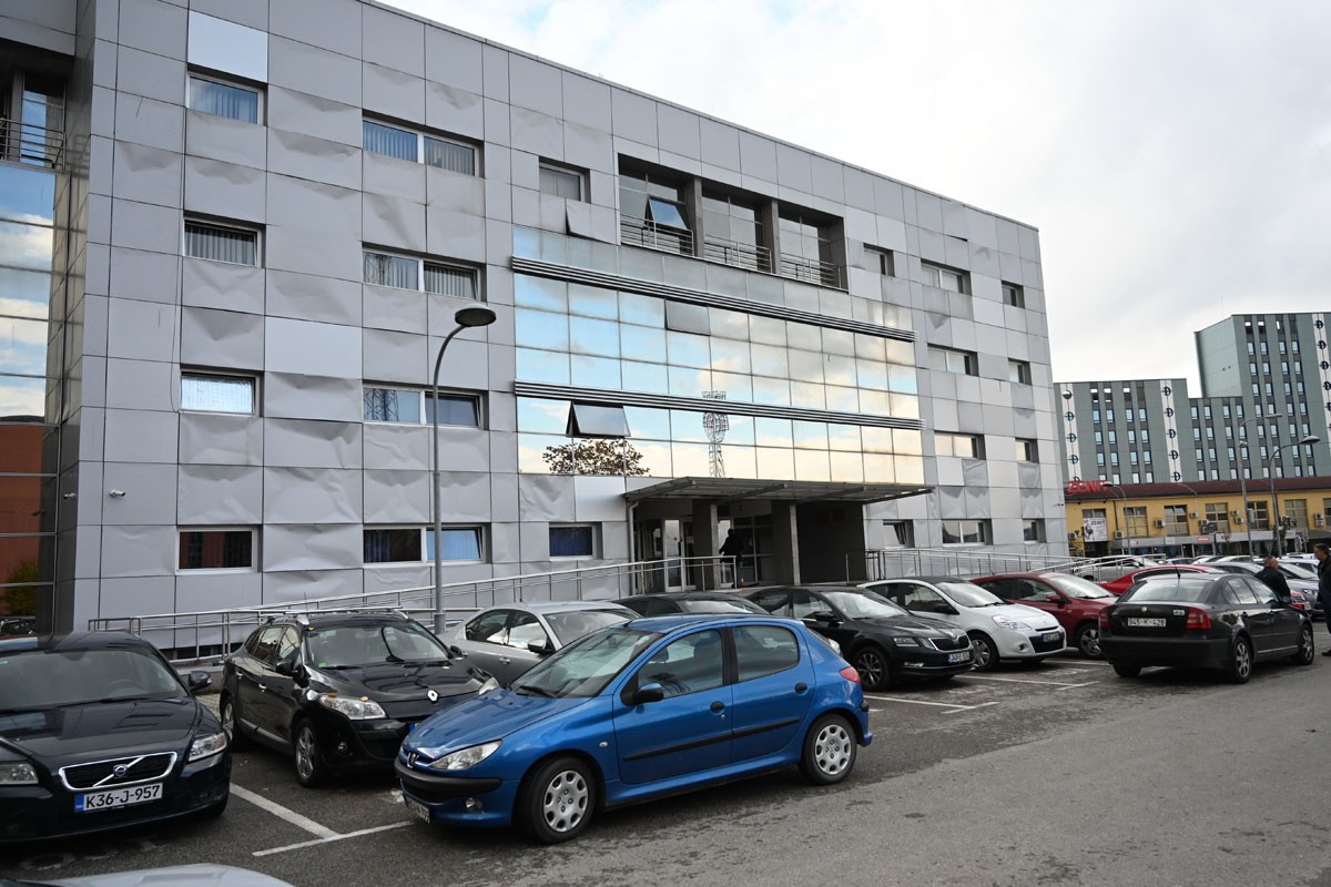 Optuženi policajac i još trojica: "Udarali se daskom da naplate odštetu"