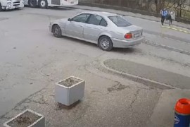 Uznemirujući video: Djevojčice izašle iz autobusa pa ih udario kamion