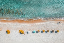 Temperatura pijeska na plaži se penje do 150 stepeni, u njemu peku i ...