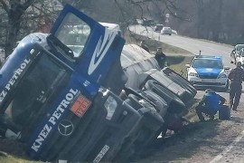 Prevrnula se cisterna u kanal pored puta