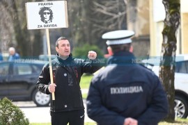 Dragičević pred zgradom NSRS: Moje dijete je organizovano ubijeno