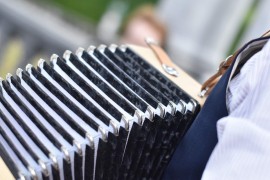Otac i sin optuženi da su na krštenju pretukli muzičare