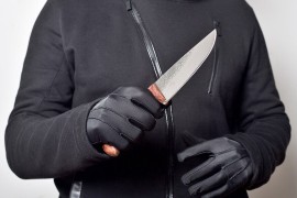 Vlasnik kafane od noža bježao iza šanka, napadača gađao stolicama