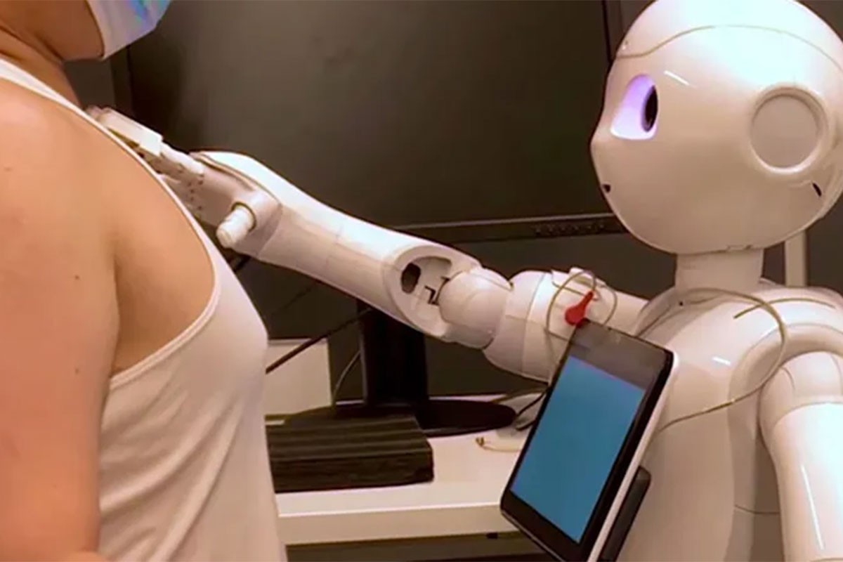 Humanoidni robot mjeri krvni pritisak dodirom