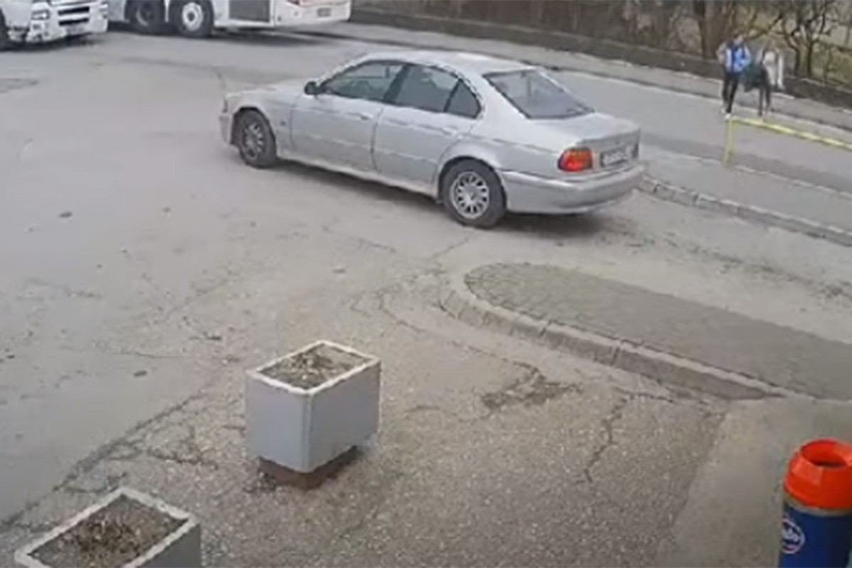 Uznemirujući video: Djevojčice izašle iz autobusa pa ih udario kamion