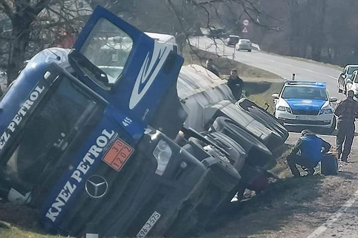 Prevrnula se cisterna u kanal pored puta