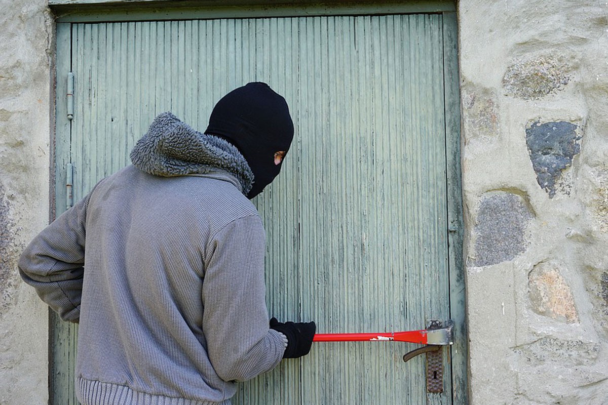 Trojac osumnjičen za pljačku kuće u Doboju