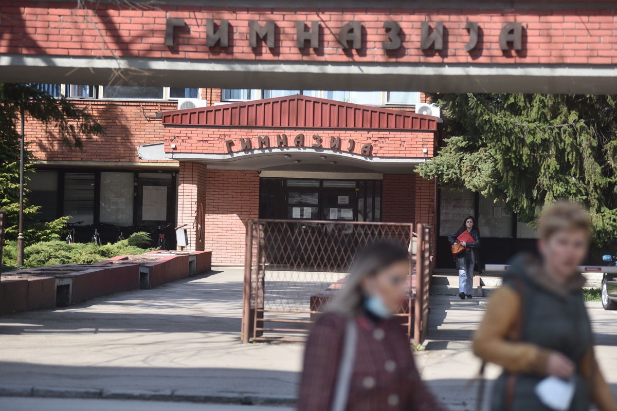 Havarija u banjalučkoj Gimnaziji, đaci i profesori se smrzavaju