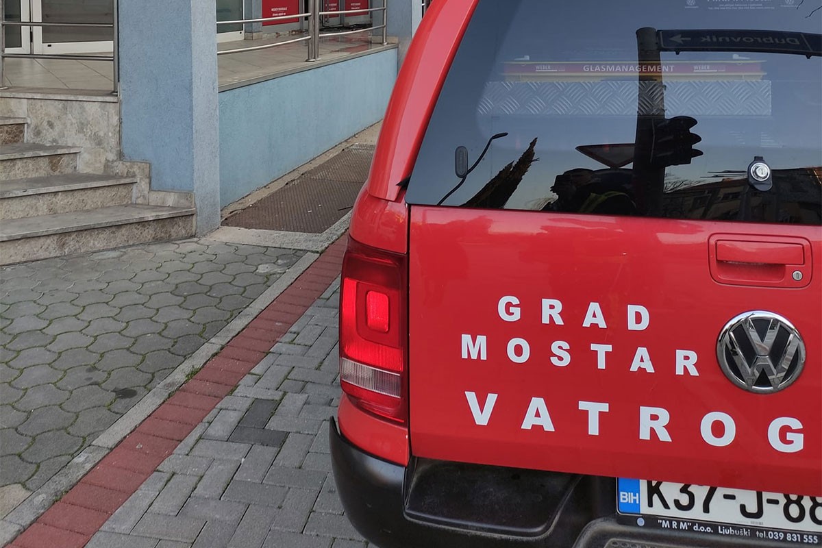 Zapalio se otpad kod UKC Mostar