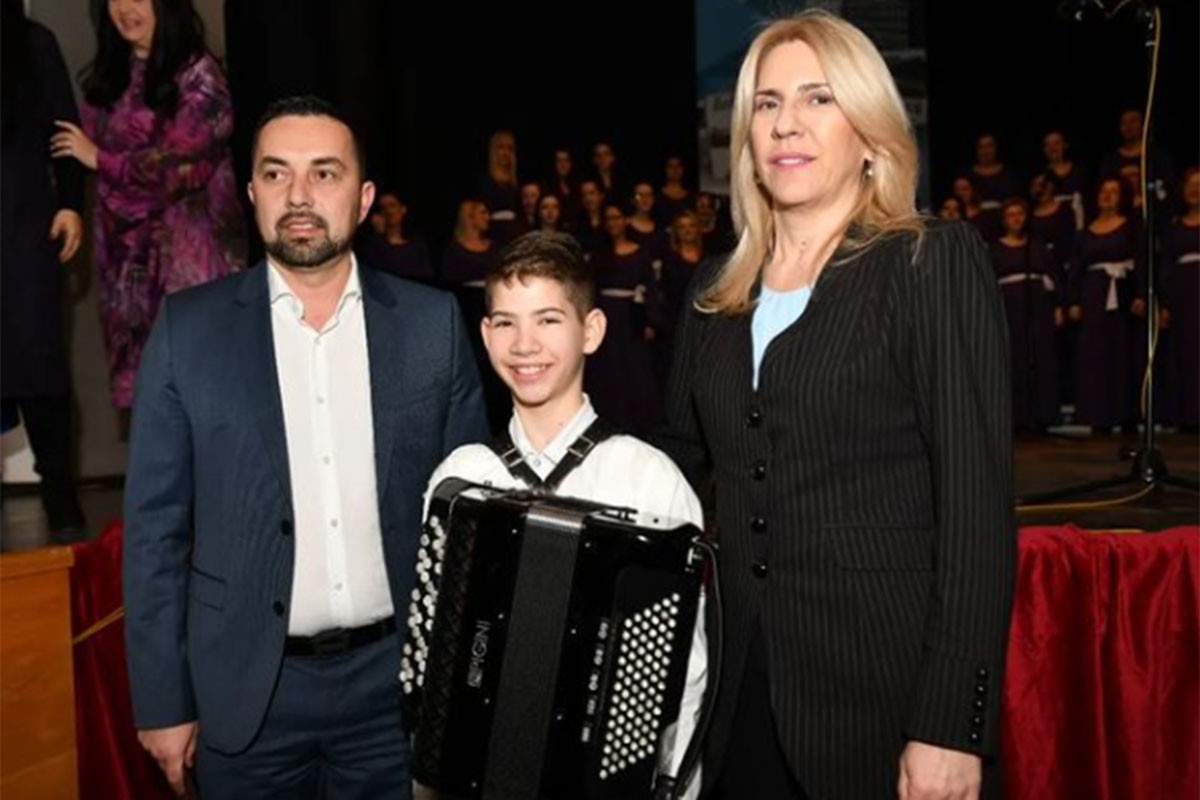 Mladi harmonikaš oduševio okupljene na svečanoj akademiji u Doboju
