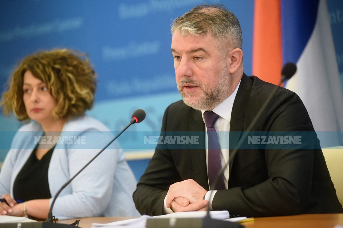 I građani Srpske skidaju maske, kafići počinju normalno da rade