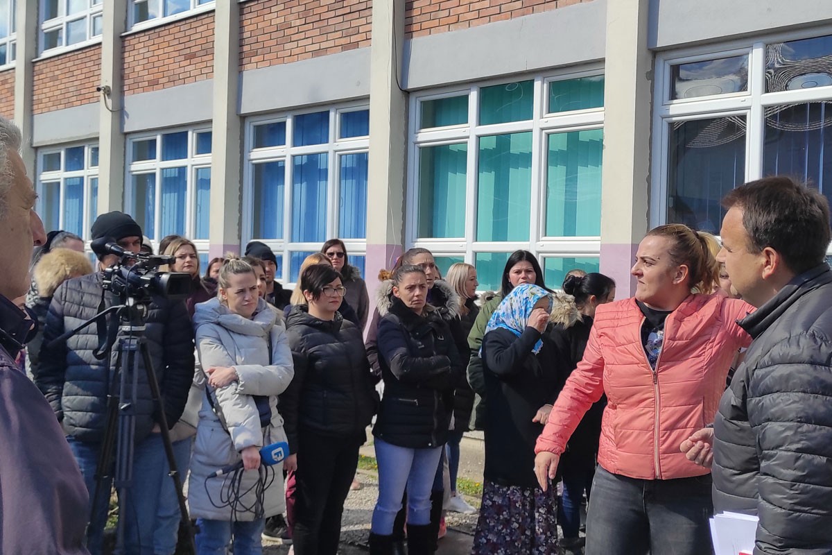Protesti u Tuzli: Đaci se smrzavaju na nastavi