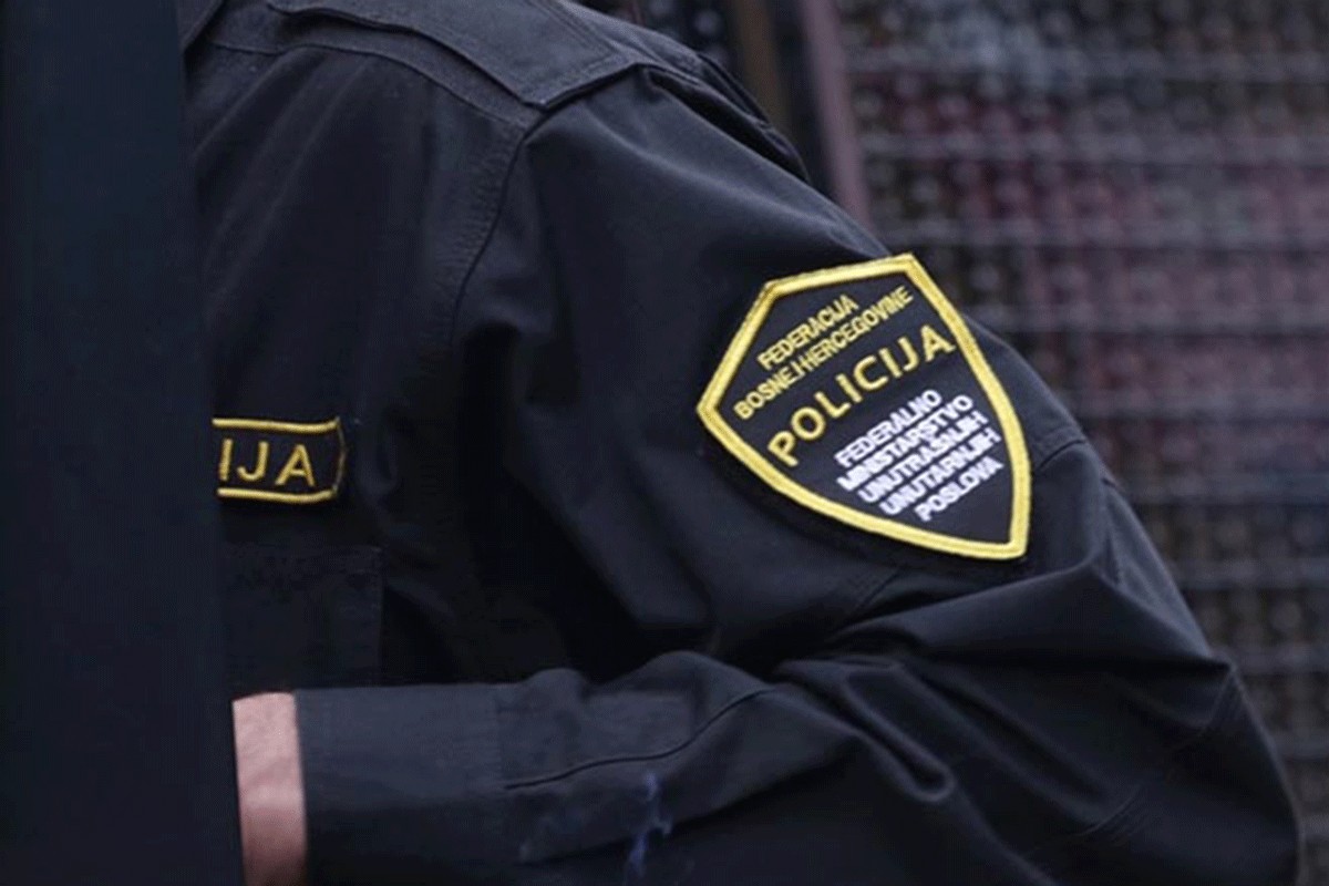 Vozilo udarilo u stijenu, dva lica povrijeđena