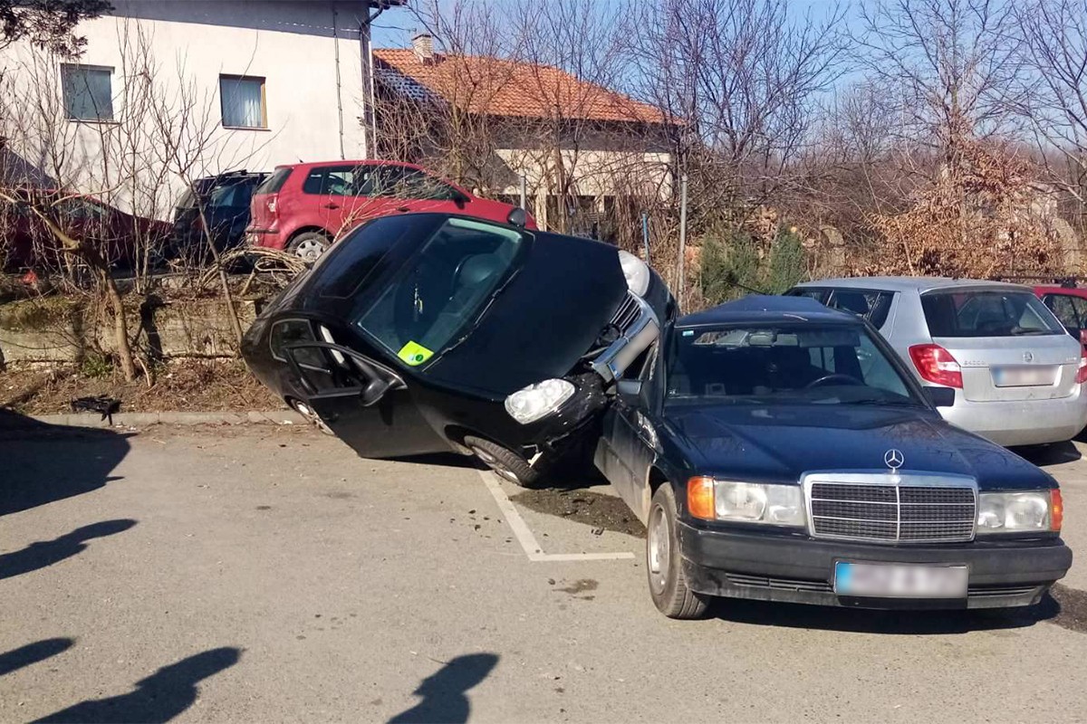 Nezgoda kod UKC-a Tuzla, džetom se "popeo" na mercedes