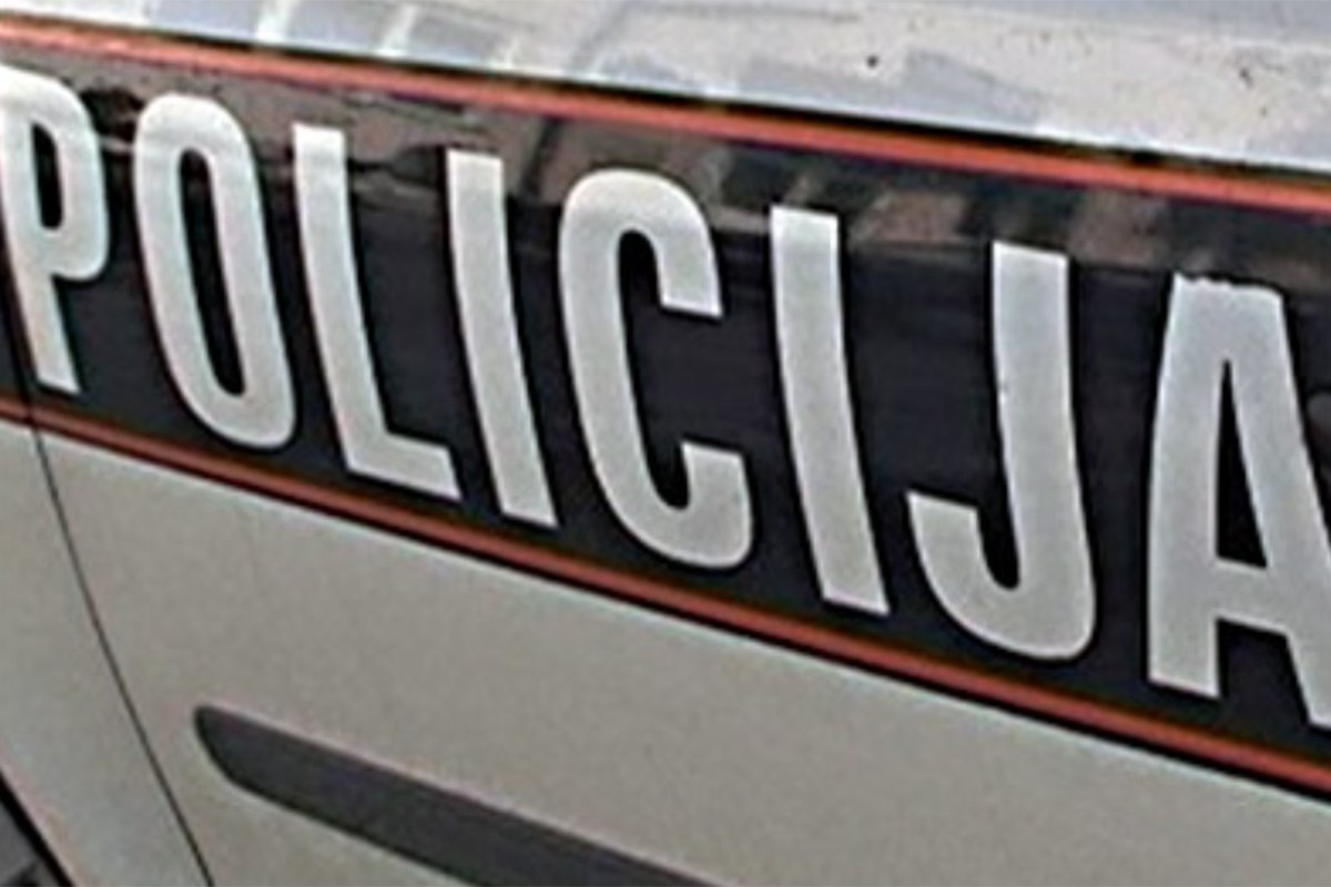 Dva automobila oštećena u eksploziji u Mostaru