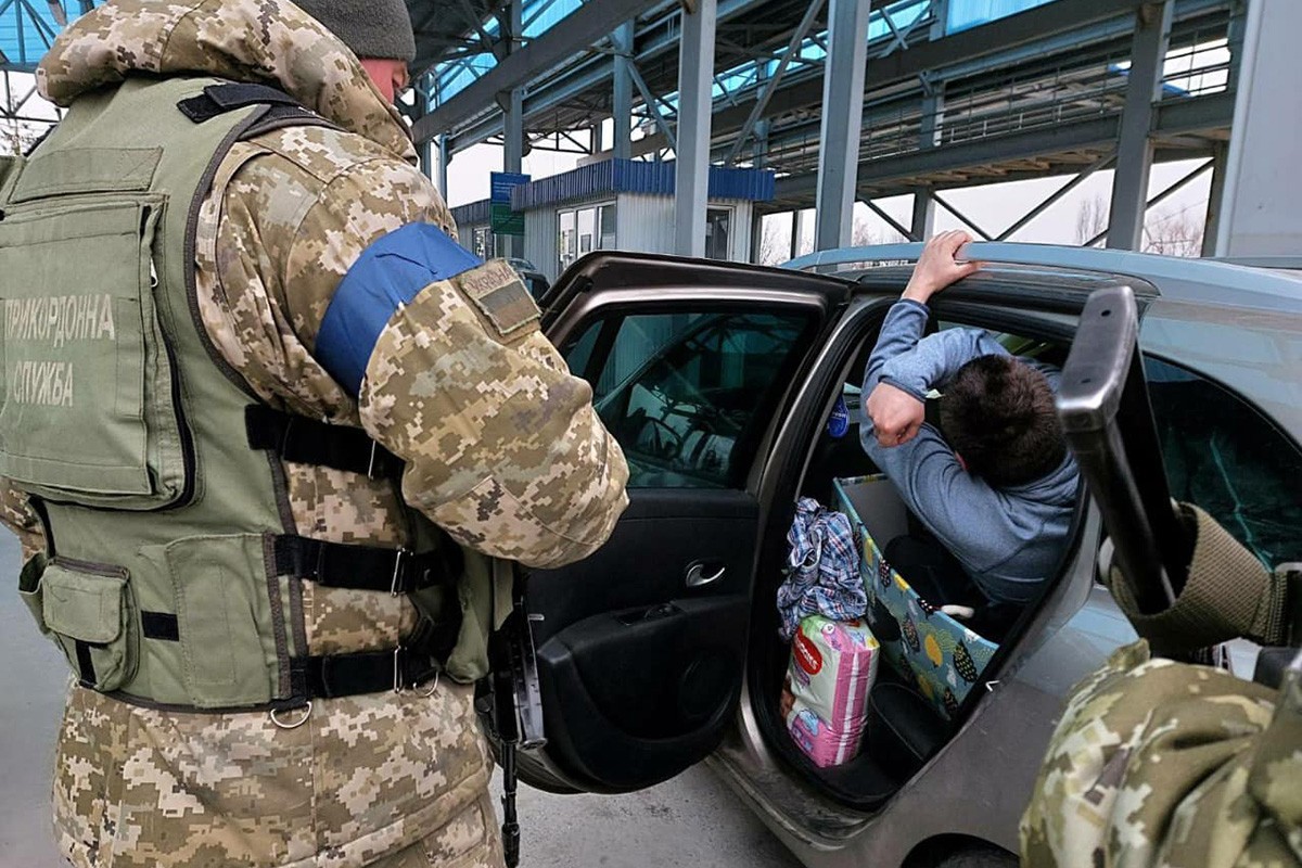 Ukrajinka pokušala prokrijumčariti muža u kutiji za igračke