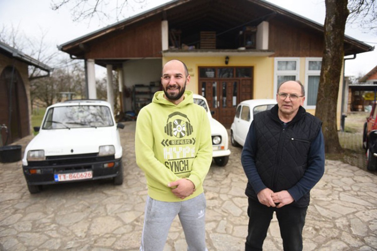 Otac i sin iz Laktaša "fiće" i bube čuvaju od zaborava