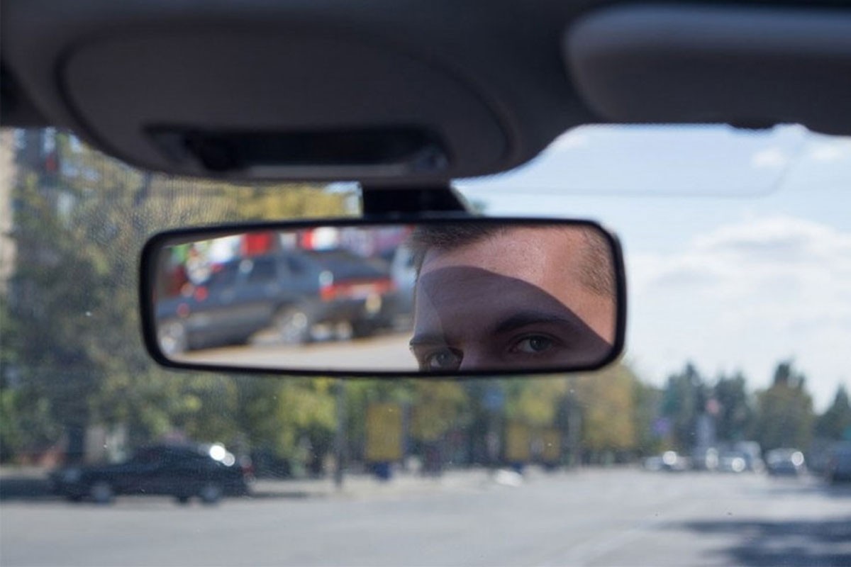 Evo čemu služi poluga na unutrašnjem retrovizoru u automobilu