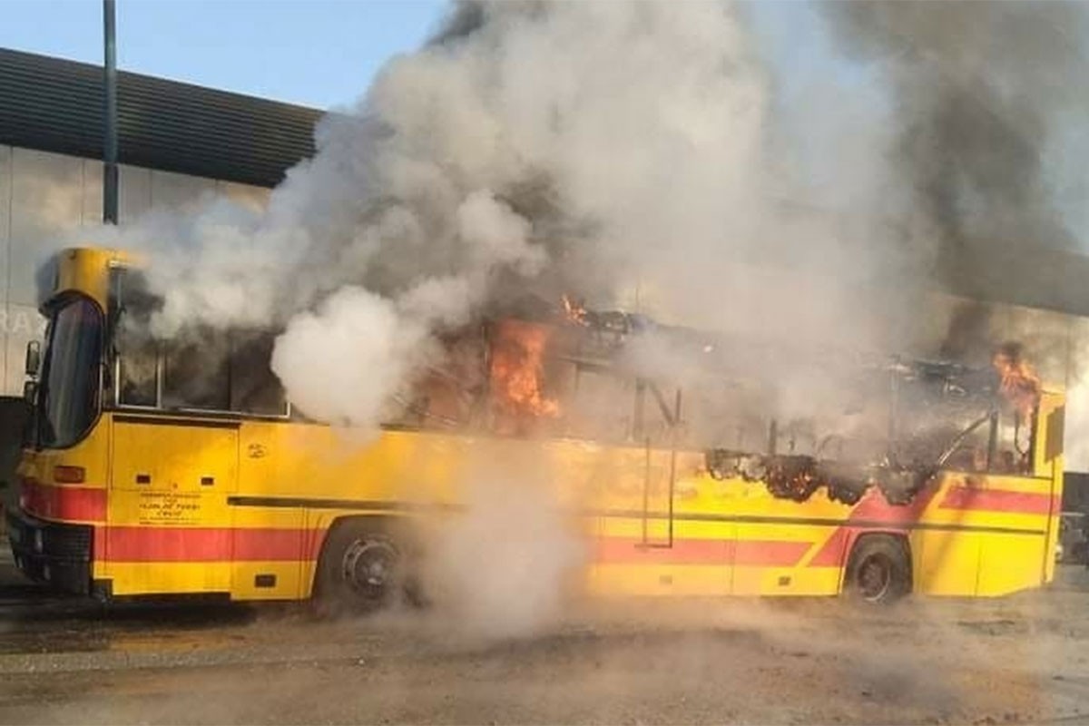 Izgorio autobus, oštećeno i nekoliko automobila