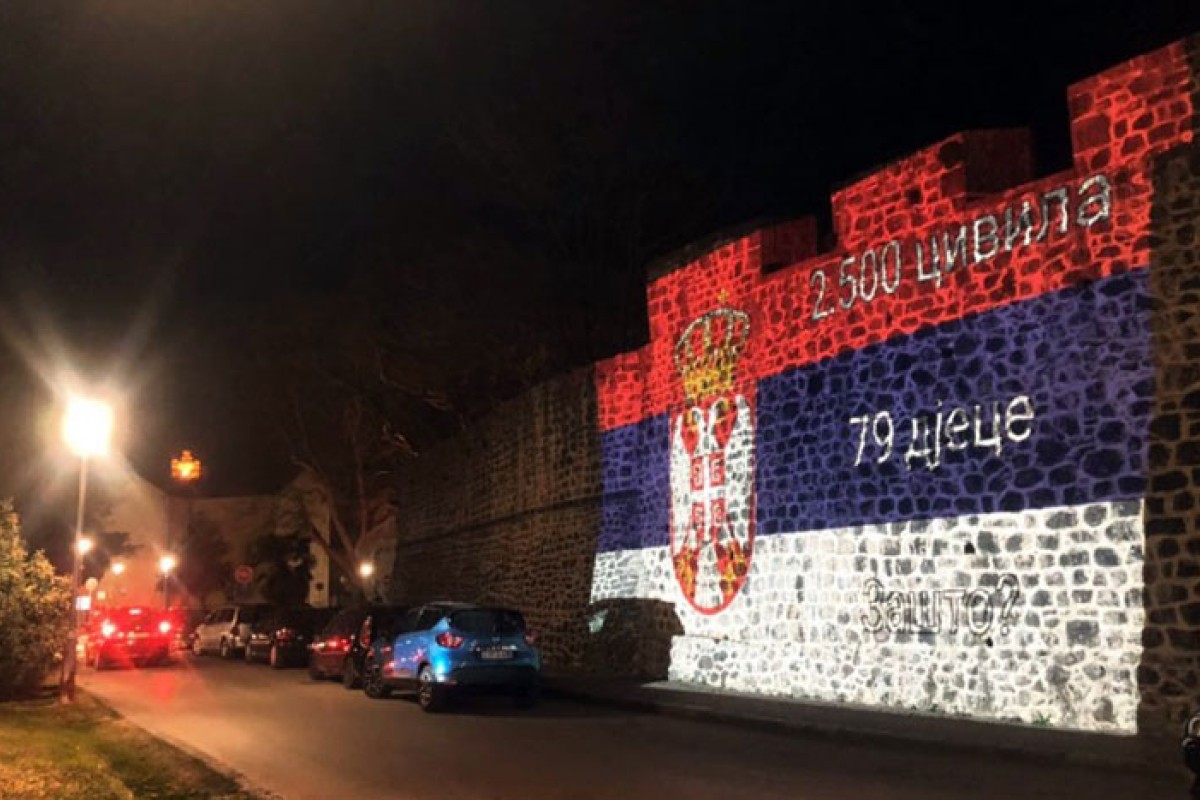 Srpska trobojka na zidinama Starog grada u Trebinju