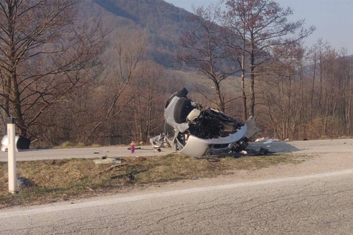 Djevojka teško povrijeđena, automobil potpuno smrskan