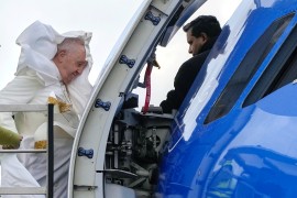 Papa pomoću lifta ušao u avion, razmatra odlazak u Kijev
