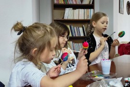 Mališani obojili jaja koja će biti podijeljena na Uskrs