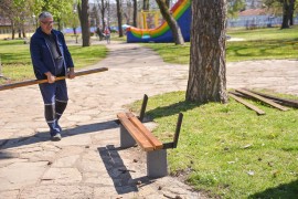 Farbanje klupa u parku "Mladen Stojanović"