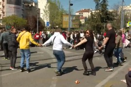 Pijačni prodavci zaigrali kolo